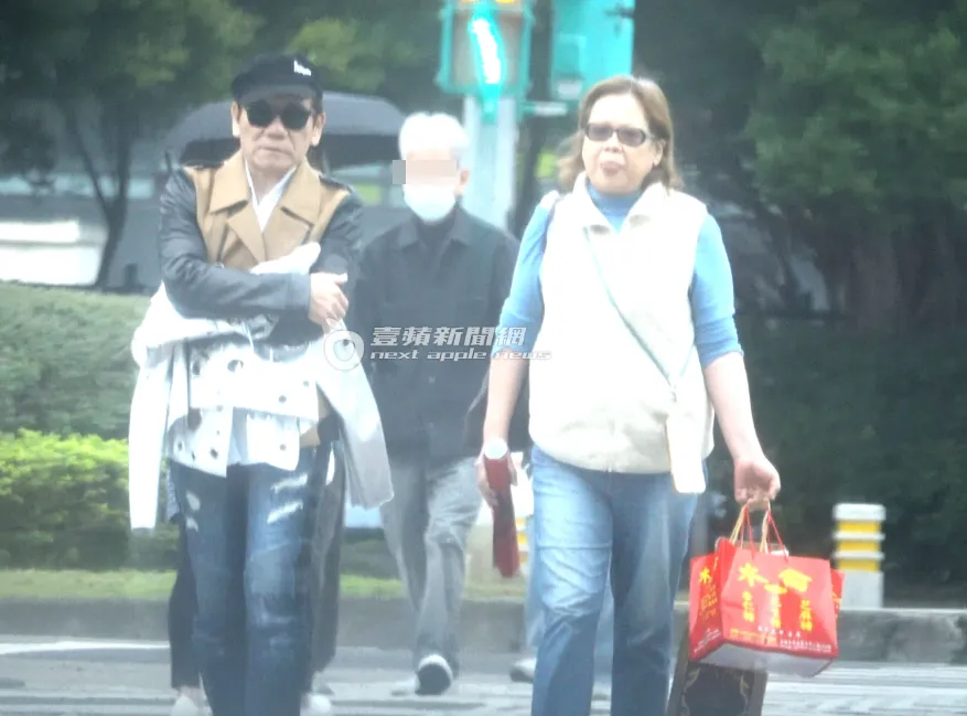 熟女幫趙傳（左）提禮盒。特勤中心攝