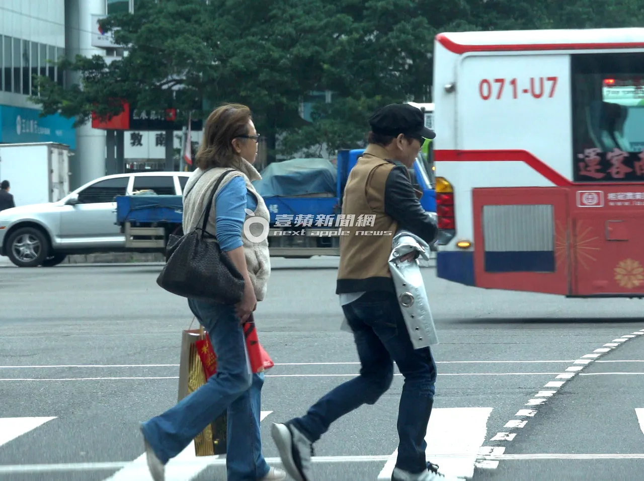 趙傳（右）一路上都有熟女陪同。特勤中心攝