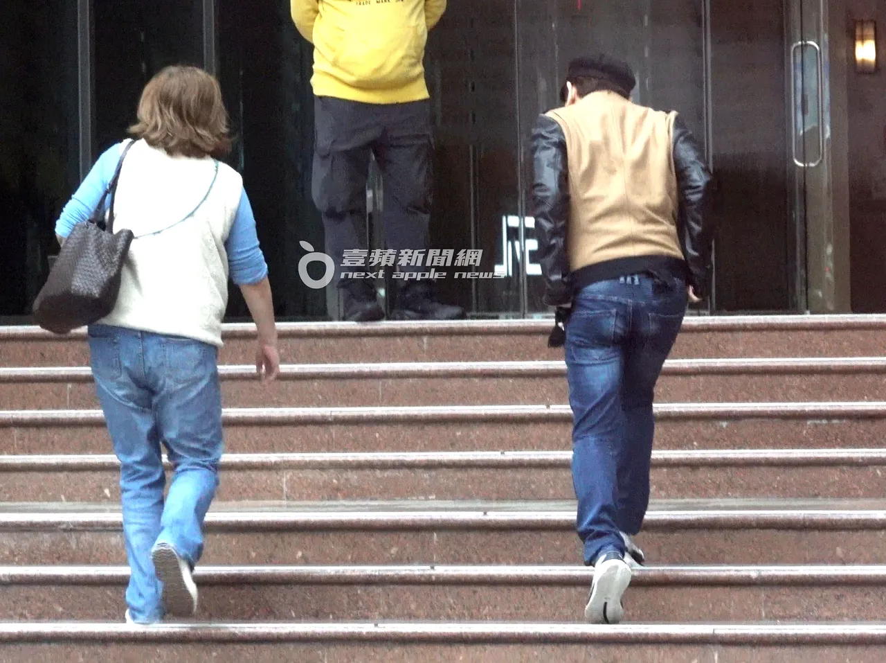 趙傳（右）和熟女踏入HitFM錄製電台節目。特勤中心攝