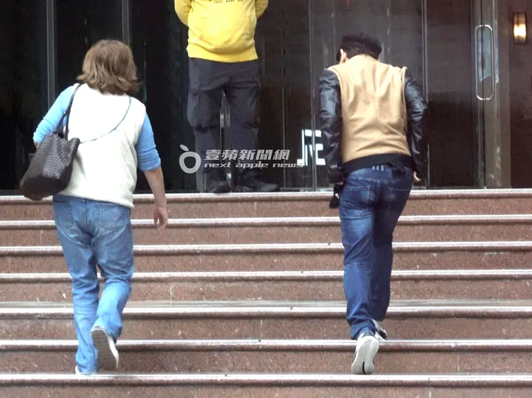 趙傳（右）和熟女踏入HitFM錄製電台節目。特勤中心攝