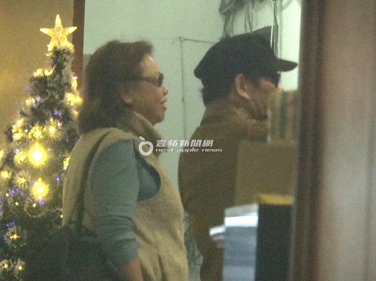 趙傳（右）與熟女步行約10幾分鐘走進一棟民宅。特勤中心攝