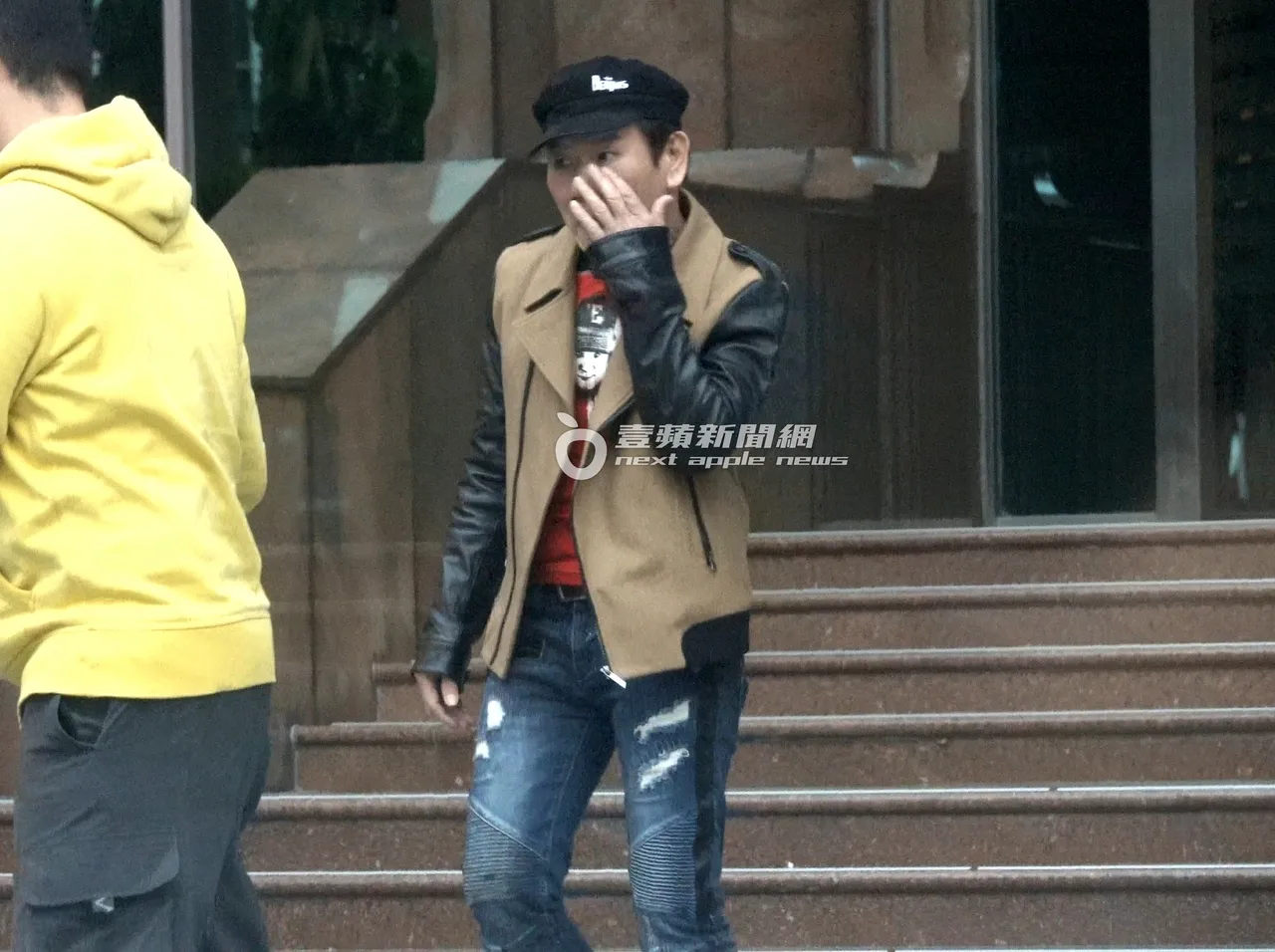 趙傳因為眼睛被風吹入沙子，而用手揉眼睛。特勤中心攝