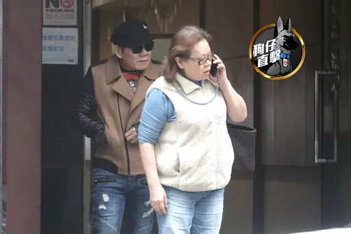 狗仔直擊｜趙傳終結孤單！熟女曖昧照顧幫開車門　同進出民宅挑燈夜戰