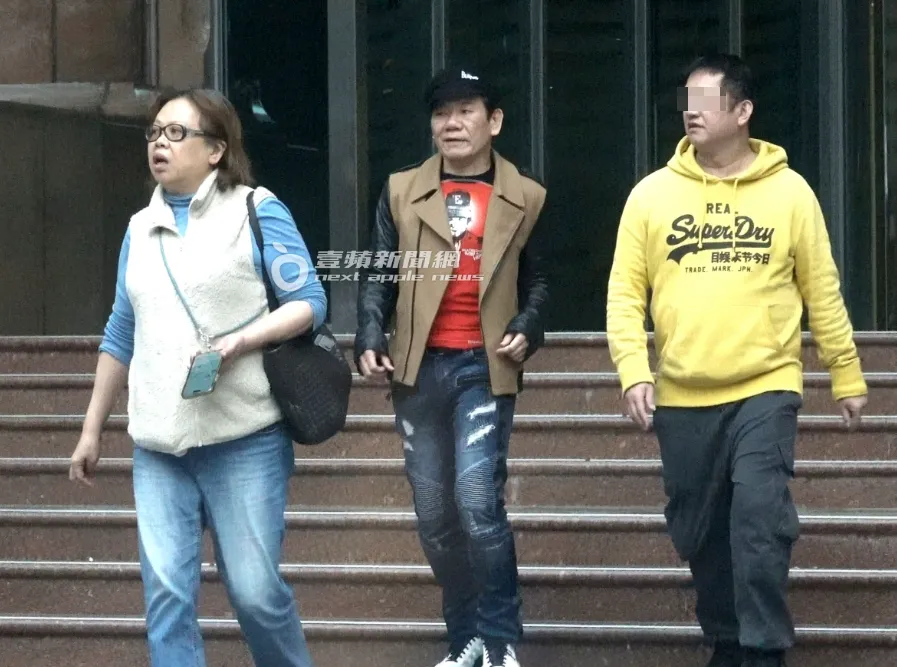 趙傳（中）結束錄音，熟女帶趙傳離開。特勤中心攝