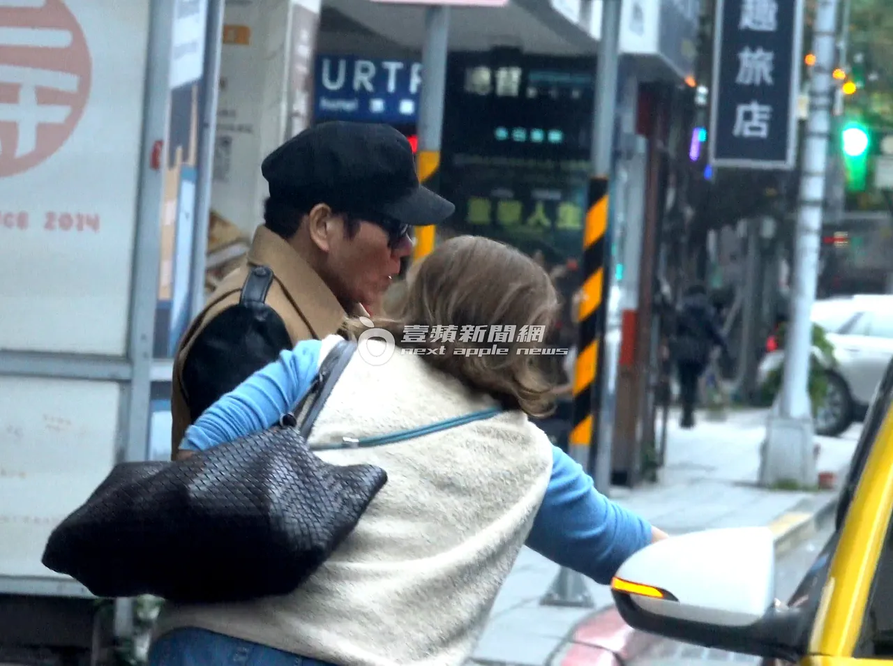 趙傳（左）在熟女陪同下一起搭乘計程車。特勤中心攝