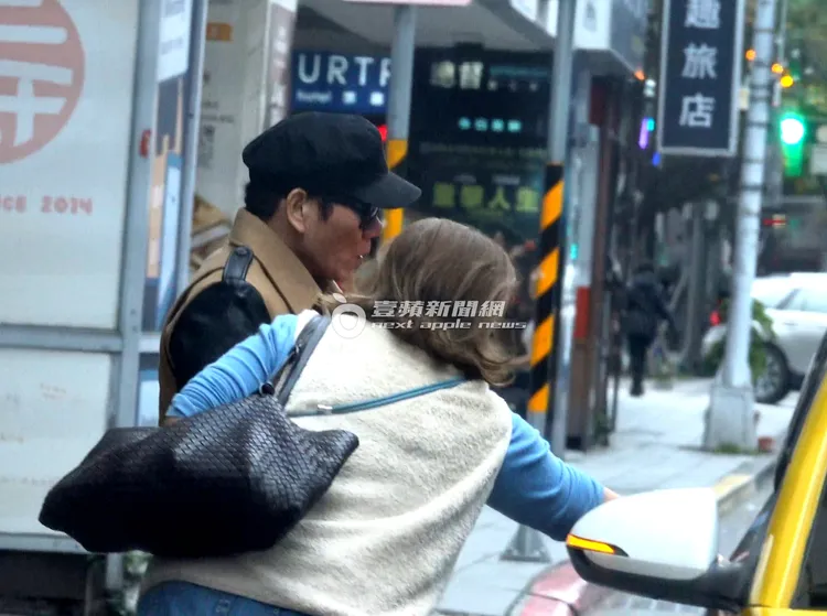 趙傳（左）在熟女陪同下一起搭乘計程車。特勤中心攝