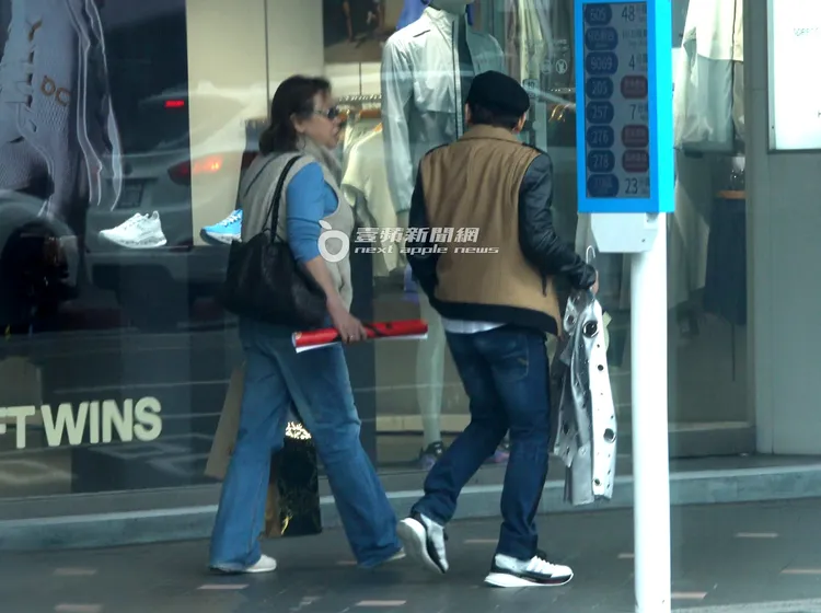 趙傳（右）和熟女一起漫步台北街頭。特勤中心攝