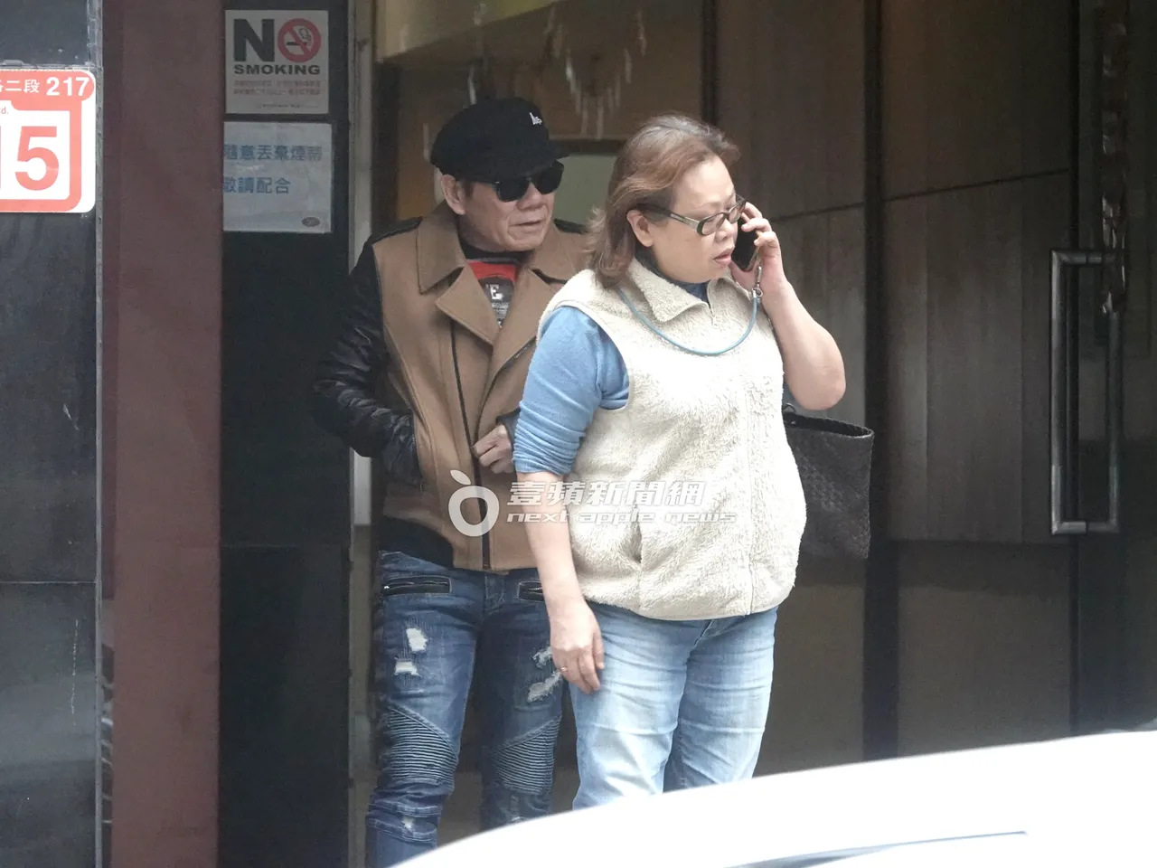 一小時後，趙傳（左）與熟女再度一同步出民宅。特勤中心攝