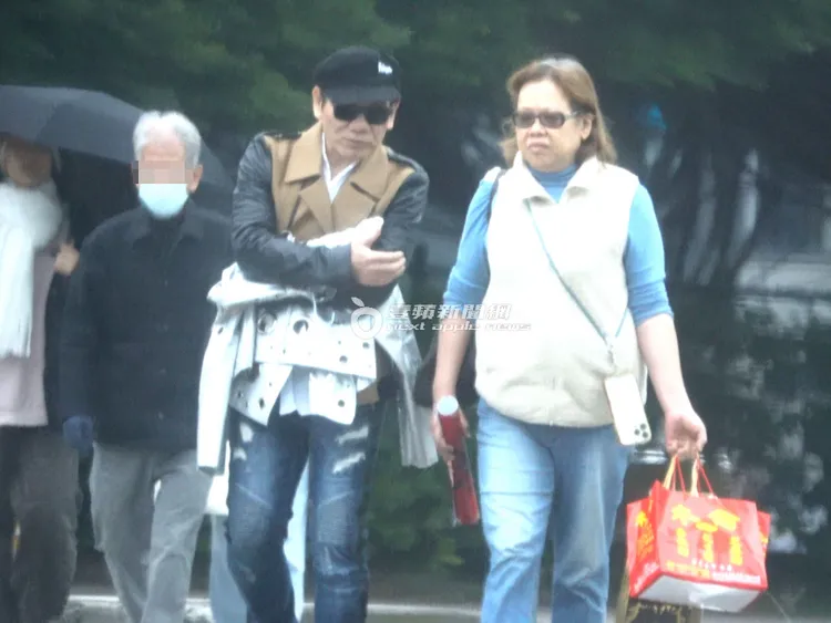 趙傳（左）和熟女走在路上有說有笑。特勤中心攝