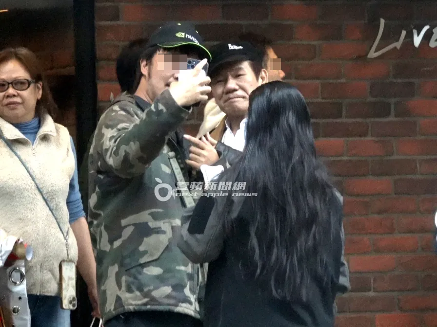 趙傳與粉絲比Rocker手勢合照。特勤中心攝