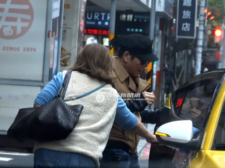 熟女幫趙傳（右）打開計程車車門。特勤中心攝