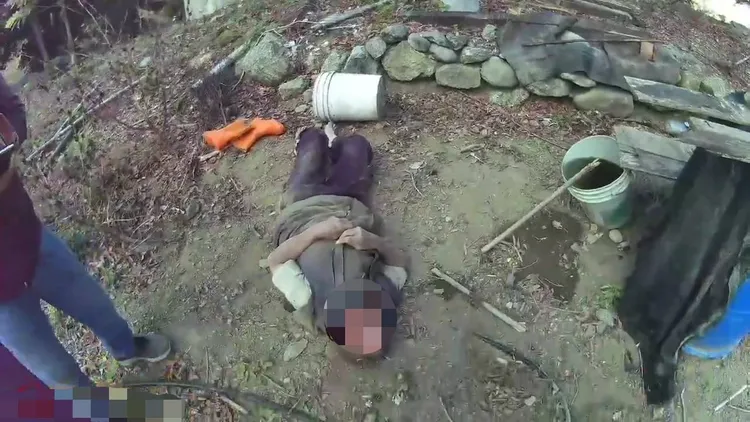 老翁靠著木棍引附近水桶的水存活下來。警方提供