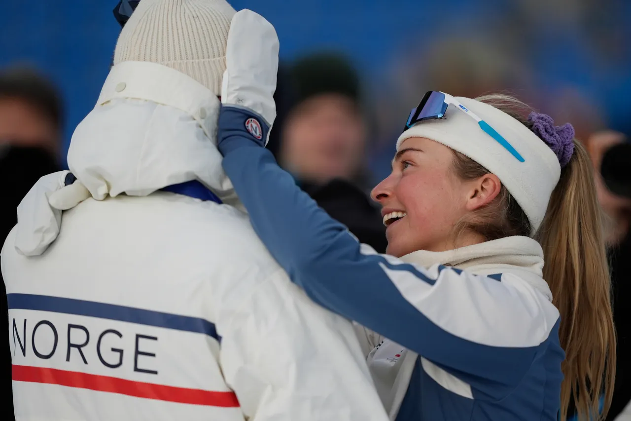 美女隊友（非當事人）安慰自爆出軌的帥哥隊友萊格雷德。美聯社