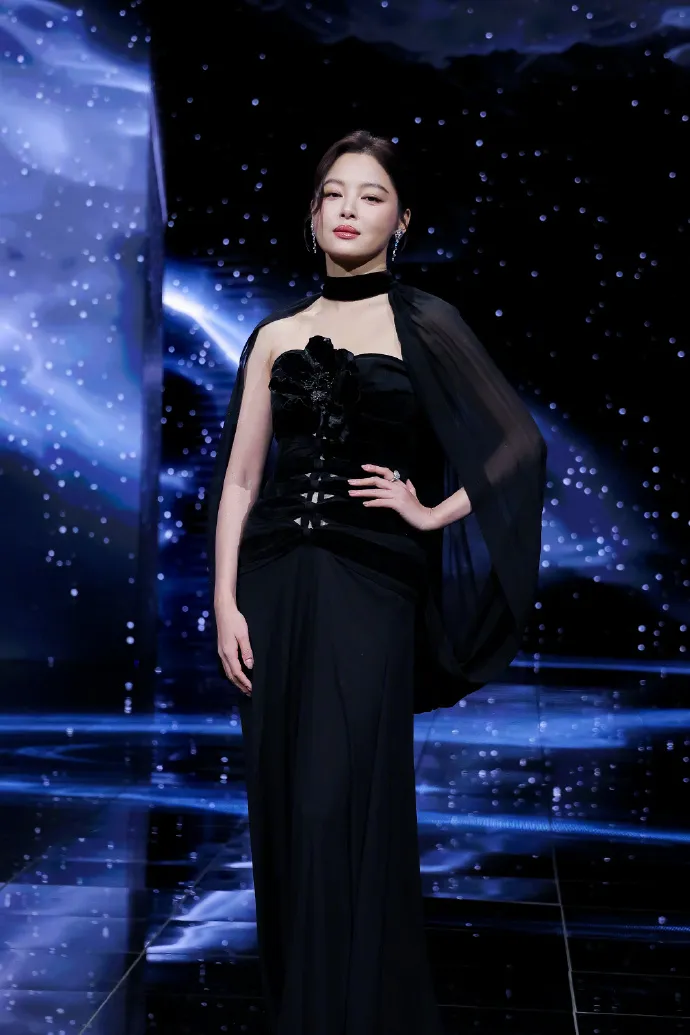 辛芷蕾是新科威尼斯影后，昨亮麗出席頒獎典禮。翻攝「微博之夜」微博