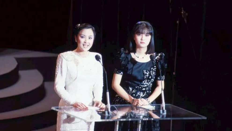 玉女姊妹檔甄珍（左）、銀霞曾一同主持亞太影展。翻攝銀霞臉書