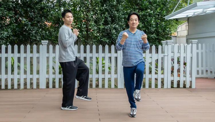 賴清德與李洋一同示範居家健康操，從暖身、伸展、深蹲、單腳站立等動作。總統府提供