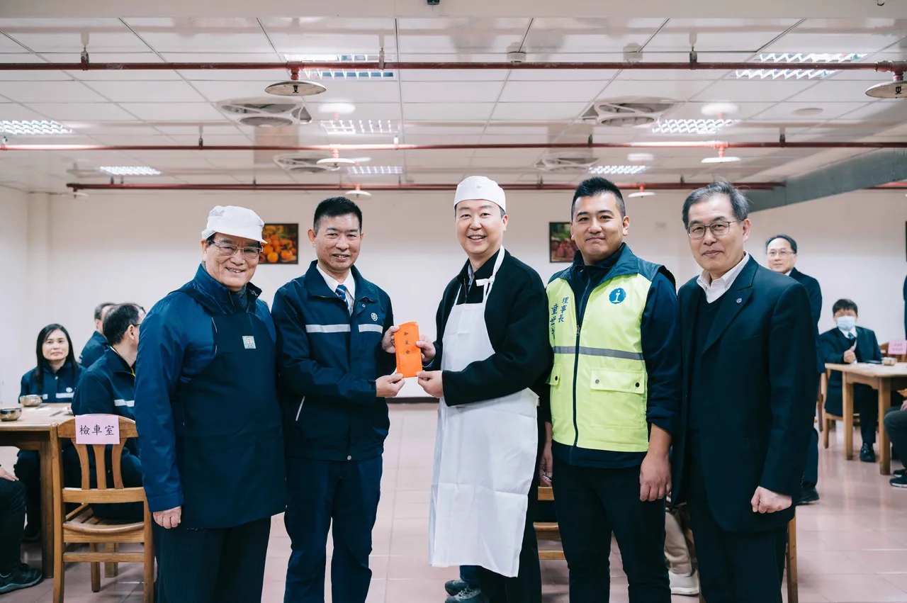 交通部長陳世凱（左起3）慰勞台鐵七堵機務段員工發紅包。交通部提供