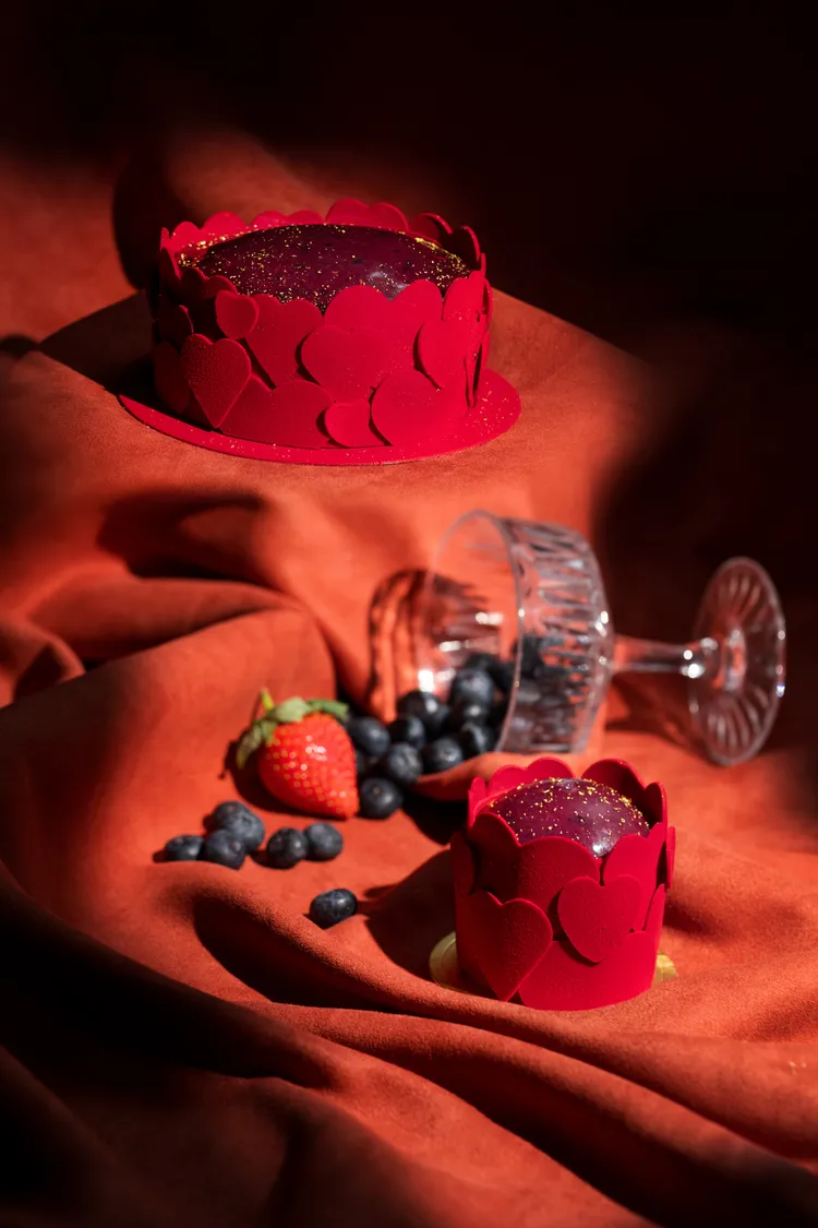 台北文華東方酒店「文華餅房」精心推出訴說著絢麗愛意的「莓香戀曲」情人節限定蛋糕。台北文華東方酒店提供