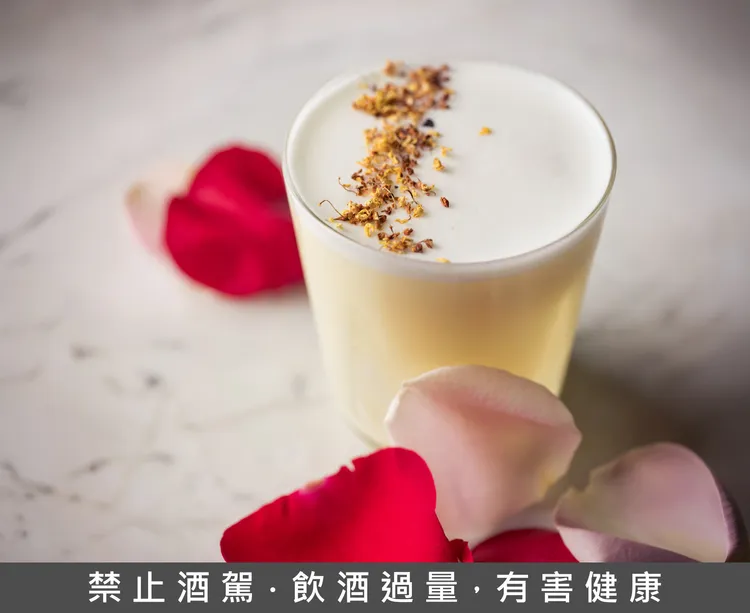 台北文華東方酒店「M.O. Bar」限時推出情人節主題系列調酒「白月光White Moonlight」。台北文華東方酒店提供