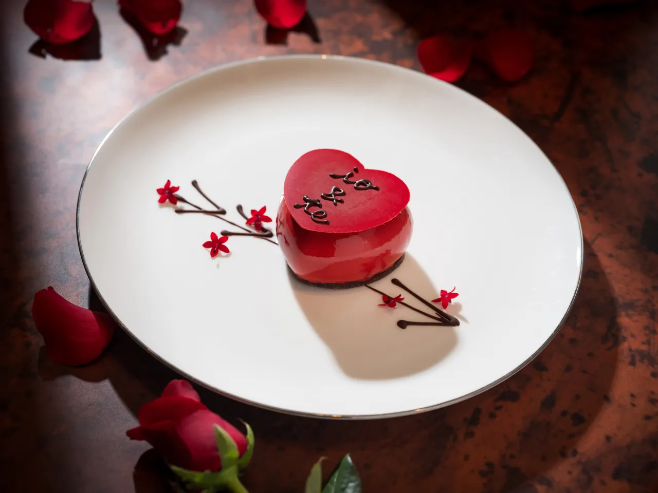 台北文華東方酒店「Bencotto」義大利餐廳推出情人節限定套餐，主廚巧手特製愛心造型的甜點「心型巧克力、牛奶巧克力甘納許、覆盆子夾心、覆盆子辣椒釉」，以細膩雅緻的層次綻放愛情的幸福滋味。台北文華東方酒店提供