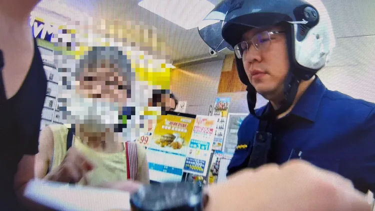 曾婦屢次竊盜遭判刑，卻因未報到服刑遭通緝，警方日前在大同區超商逮獲歸案。警方提供