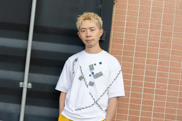 鄭興「舊衣改造」為染色白T賦予新面貌。好的秋工作室提供