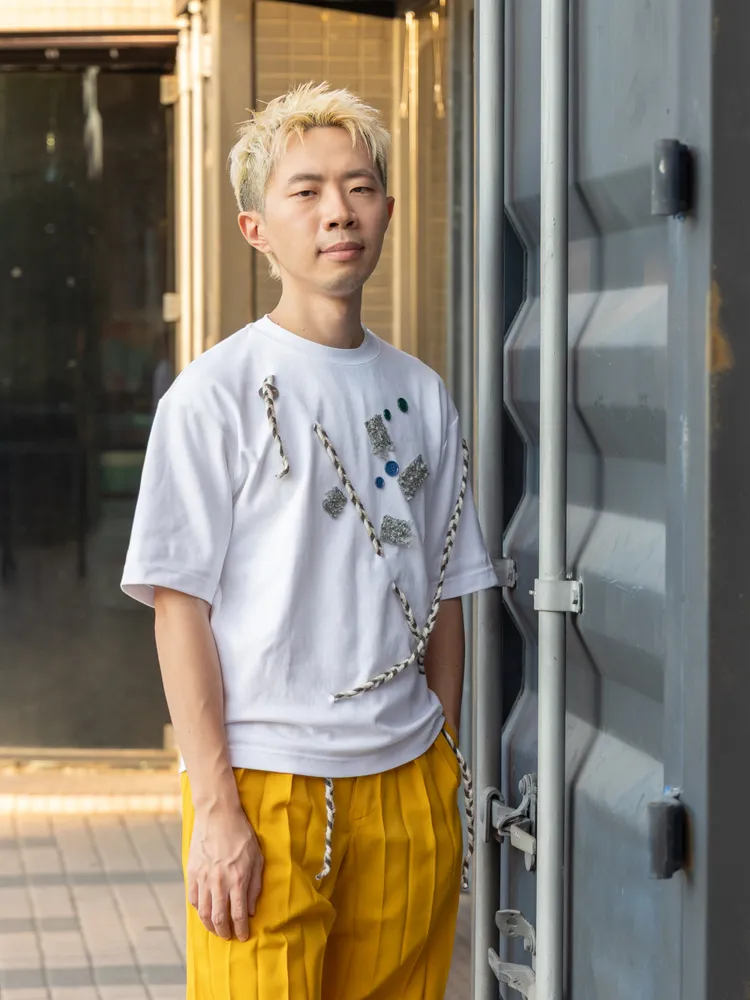 鄭興利用鈕扣、碎布與彩繩裝飾，打造獨一無二時尚穿搭。好的秋工作室提供