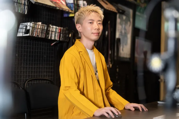 鄭興推出新專輯《尋找鄭先生》顛覆以往陰鬱內斂形象。好的秋工作室提供