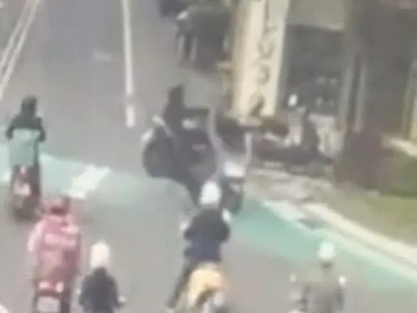 撞擊瞬間。翻攝畫面