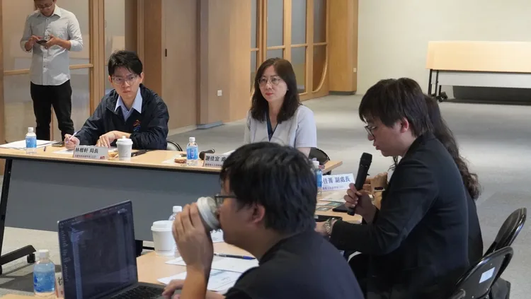 青年局長林楷軒（左2）親自率領青年局團隊向國發會人力處謝佳宜處長（左3）簡報高雄資源與場域優勢。翻攝畫面