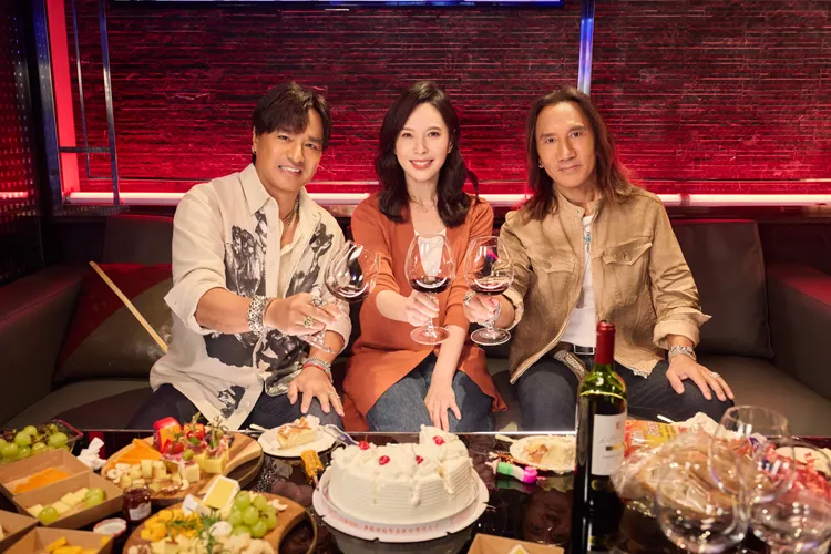 天心（中）夢幻聯動動力火車，開心慶幸自己還沒退休。華研國際提供