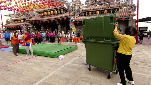 胡瓜反被地方媽媽整！抱垃圾追著跑