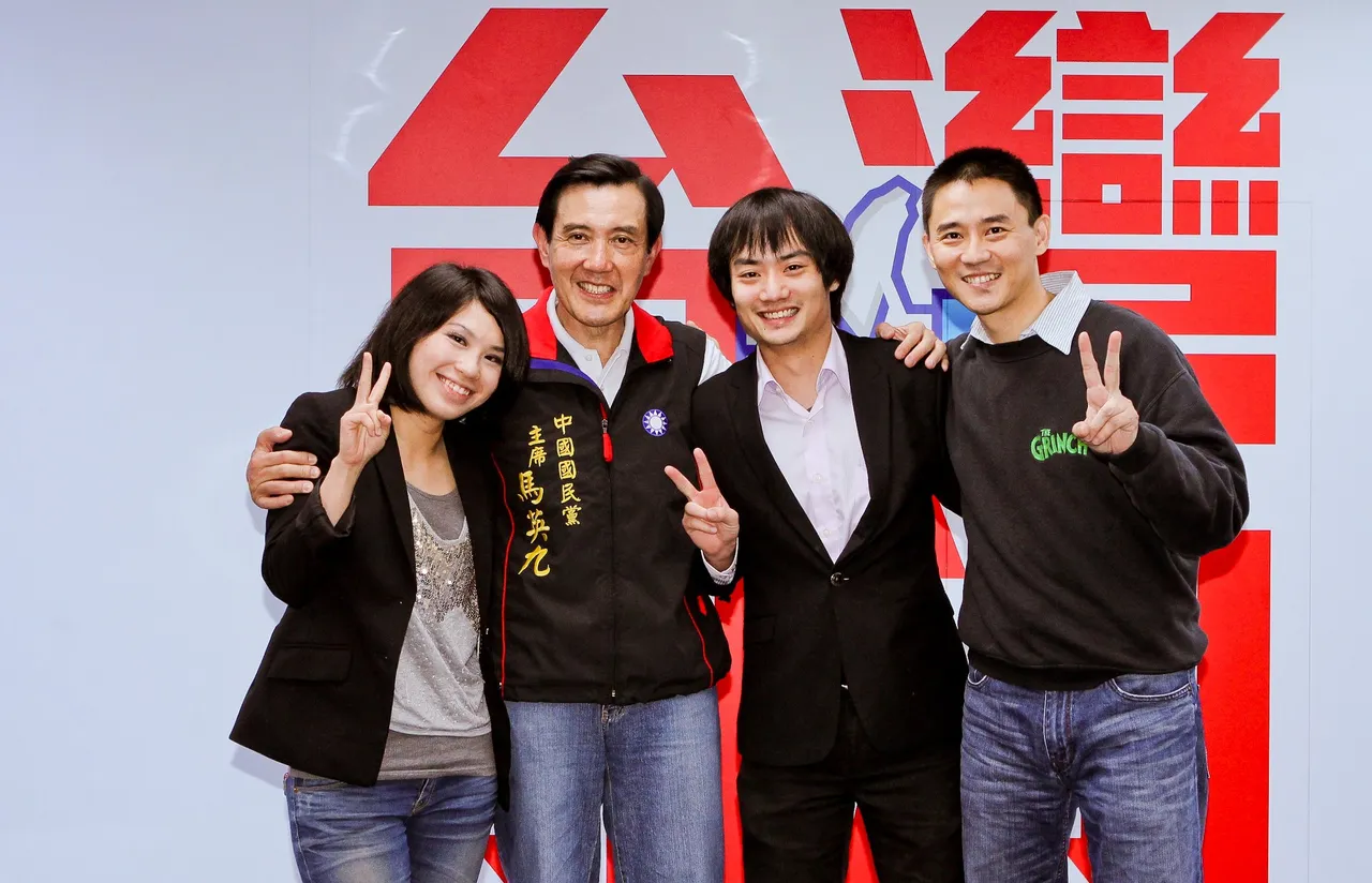 殷瑋（左3）曾被馬英九（左2）重用，有「最年輕發言人」的稱號。翻攝殷瑋臉書