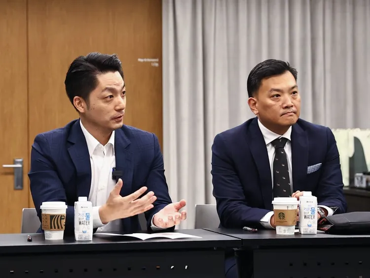 學者認為，與蔣萬安（左）互動密切的副秘書長俞振華（右）也是副市長人選之一。北市府提供