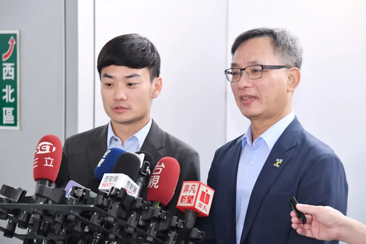 殷瑋（左）常被部分議員形容風格強勢。北市府提供