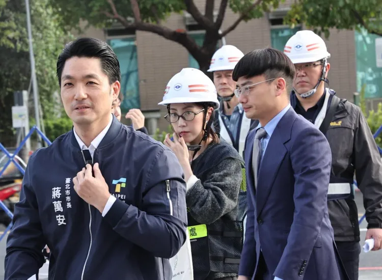 殷瑋常被外界稱為蔣萬安（左）的左右手。翻攝殷瑋臉書