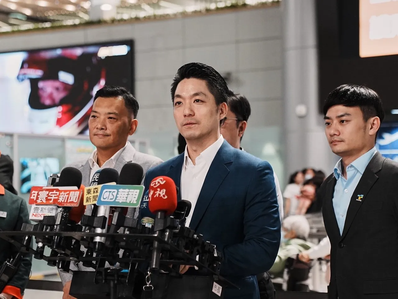 蔣萬安（中）與市府核心幕僚俞振華（左）、殷瑋（右）同框，在副市長人事尚未定案之際，市府內部布局引發討論。北市府提供