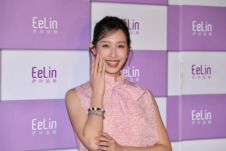 劉樸喜孜孜秀出與老公的對戒。莊宗達攝