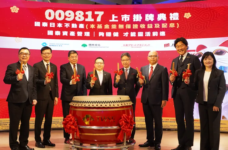 圖為臺灣證交所董事長林修銘（左4）、東京證交所社長岩永守幸（右4）、國泰金控總經理李長庚（左3）、國泰投信董事長李偉正（左2）、大和資產管理社長佐野径（右3）、國泰投信總經理張雍川（左1）、大和證券專務董事鈴木直樹（右2）、國泰投信投資長蔡宜芳（右1）。國泰投信提供