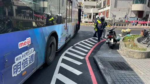 又是大車視線死角！　新莊公車右轉「擊落」機車釀1人傷