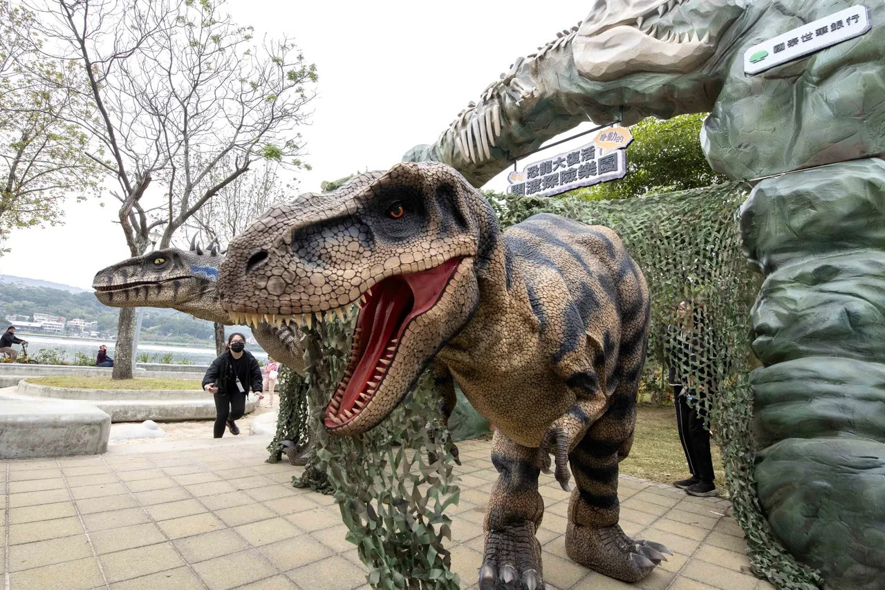 台北市首座大型戶外恐龍樂園「恐龍大復活關渡探險樂園」。台北市工務局提供