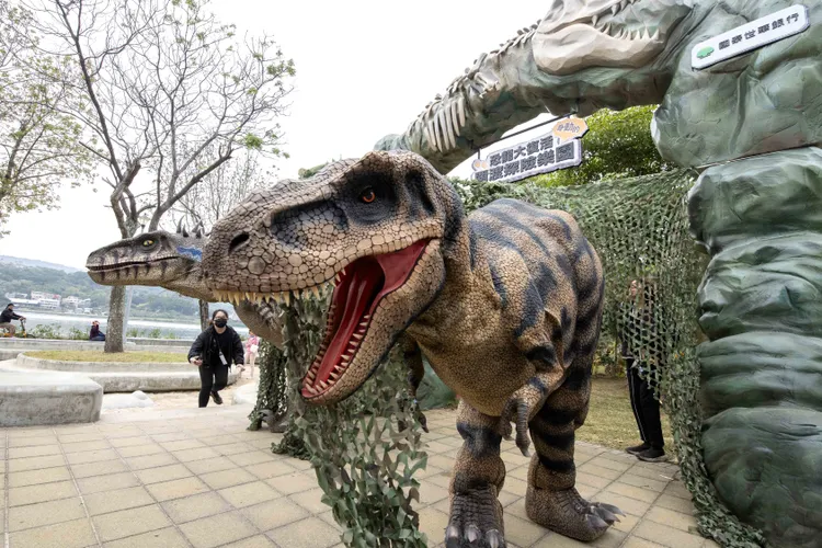 台北市首座大型戶外恐龍樂園「恐龍大復活關渡探險樂園」。台北市工務局提供