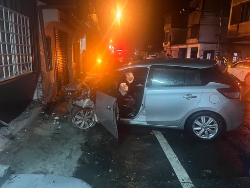 82歲老婦夜間穿越馬路　自小客閃避不及撞上還衝進民宅釀1死1傷