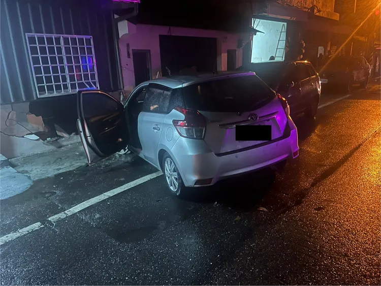 自小客撞擊婦人後失控衝進民宅。消防局提供