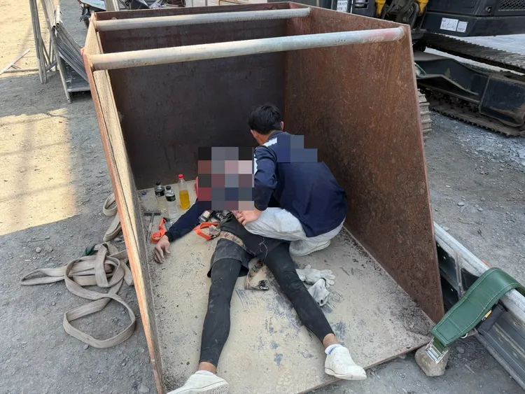 1名工人受傷倒地等待救護人員協助。民眾提供