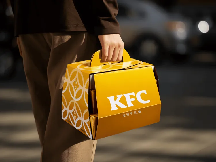 「富貴金沙起司脆雞開運金磚盒」以象徵聚財納福的金磚造型提盒呈現。肯德基提供