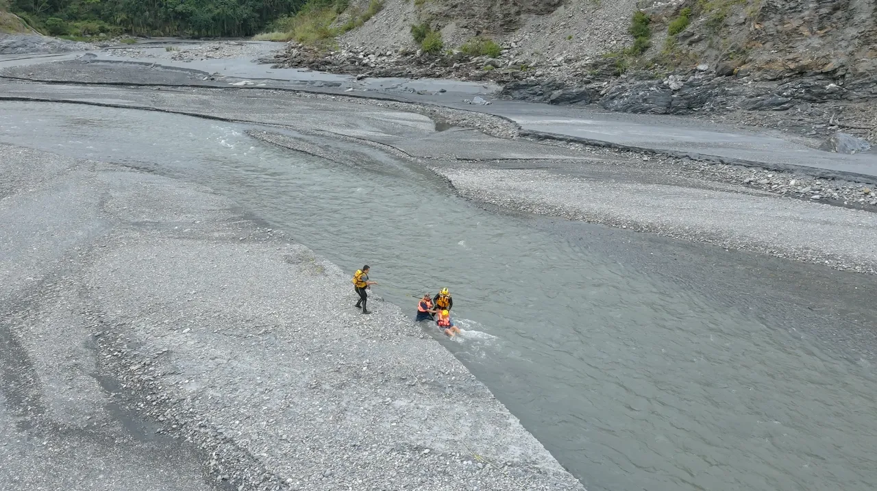 男子溯溪受困溪流。消防局提供