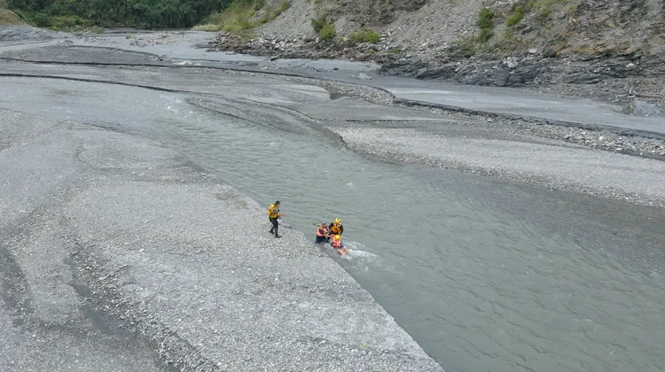 男子溯溪受困溪流。消防局提供