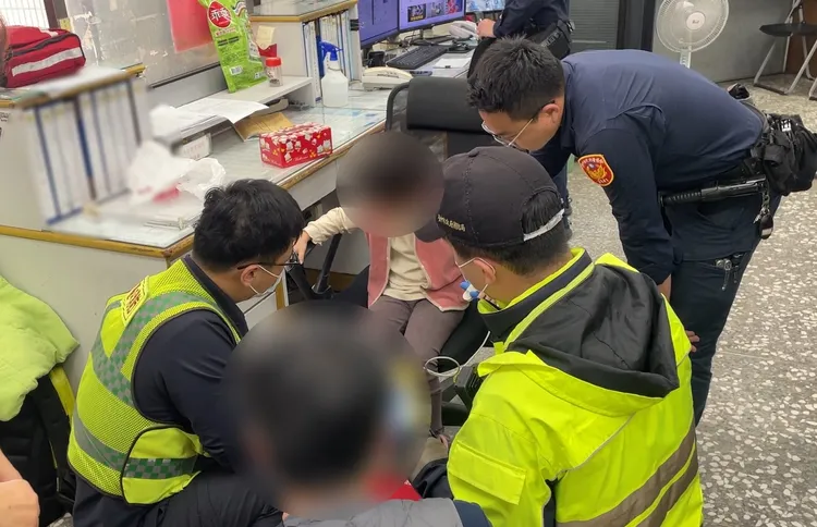 警方在女童身後施以哈姆立克法急救。翻攝畫面