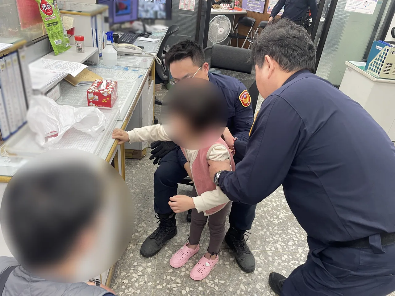 警方在女童身後施以哈姆立克法急救。翻攝畫面